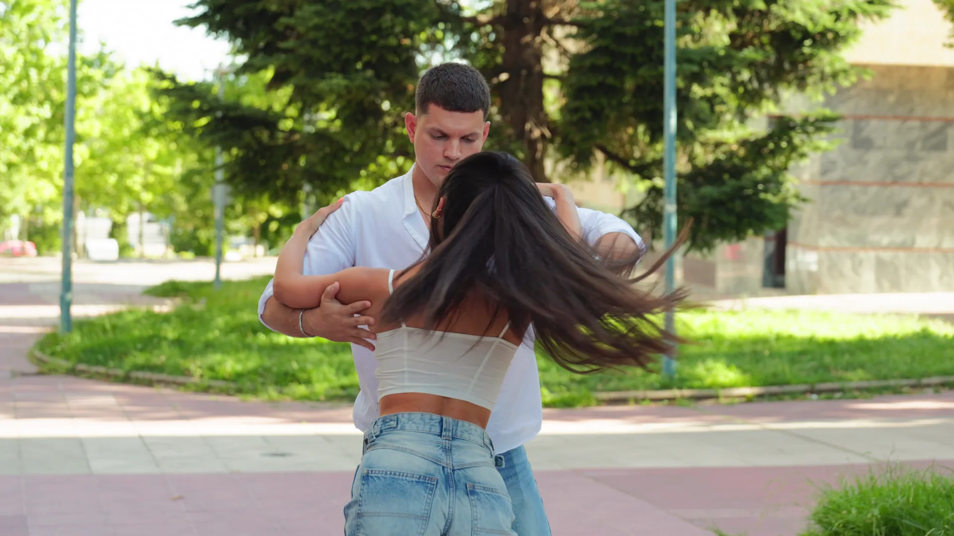 Jose y María en movimiento durante una sesión de baile.